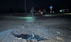 Des policiers travaillent à côté d'un cratère apparu après une frappe de drone russe, dans le cadre de l'attaque de la Russie contre l'Ukraine, à Kharkiv