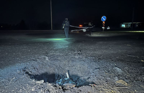Des policiers travaillent à côté d'un cratère apparu après une frappe de drone russe, dans le cadre de l'attaque de la Russie contre l'Ukraine, à Kharkiv