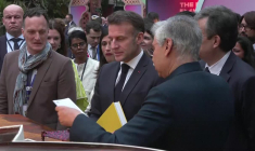 Inde: Emmanuel Macron découvre la maquette d'un futur centre d'art à New Delhi