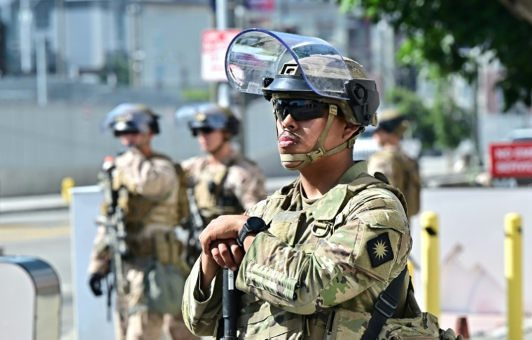 Des soldats de la Garde nationale de Californie, à Los Angeles, le 17 juin 2025 ( AFP / Frederic J. BROWN )
