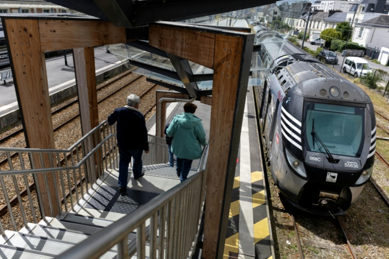 Train à quai à la gare de Quimper le 9 juin 2026 ( AFP / Fred TANNEAU )