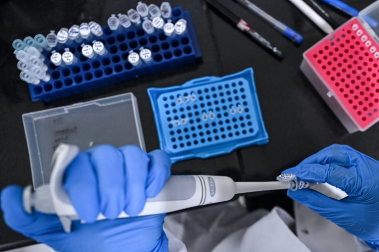 Un chercheur travaille dans le laboratoire de vaccins de la société pharmaceutique Panacea Biotec, le 29 janvier 2026 à New Delhi, en Inde ( AFP / Arun SANKAR )