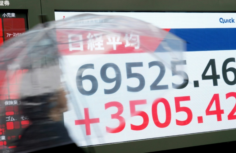 Un écran diffuse les cours des indices boursiers à Tokyo, le 15 juin 2026 ( AFP / Kazuhiro NOGI )