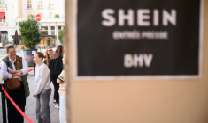 Quelques clients attendent pour entrer au nouveau magasin Shein au BHV d'Angers, le 25 février 2026 ( AFP / Loic VENANCE )