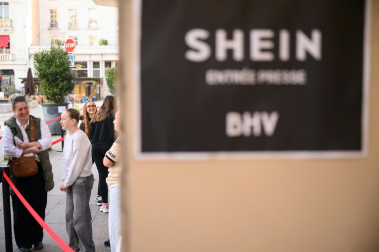 Quelques clients attendent pour entrer au nouveau magasin Shein au BHV d'Angers, le 25 février 2026 ( AFP / Loic VENANCE )