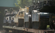 Photo d'archives: Des chars M1 Abrams et des véhicules blindés se trouvent dans un dépôt ferroviaire au sud-est de Washington