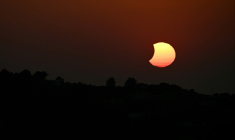 La Lune passe devant le disque solaire lors d'une éclipse partielle au Château-Observatoire Abbadia, à Hendaye, le 12 août 2026 ( AFP / Philippe Lopez )