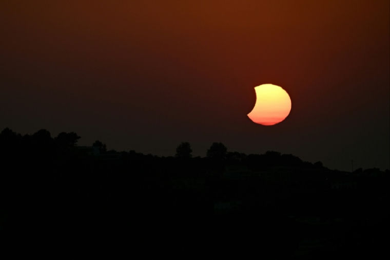La Lune passe devant le disque solaire lors d'une éclipse partielle au Château-Observatoire Abbadia, à Hendaye, le 12 août 2026 ( AFP / Philippe Lopez )