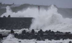 Des vagues heurtant les brise-lames en béton sur la côte de Keelung, au nord-est de Taipei, le 23 octobre 2026 ( AFP / I-HWA CHENG )