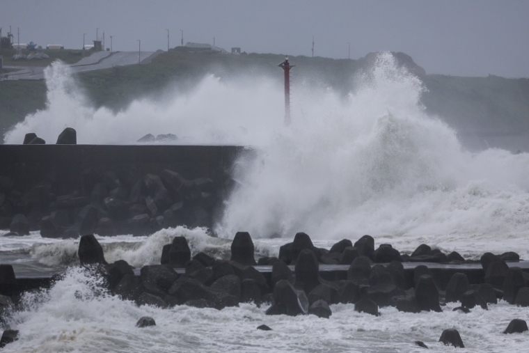 Des vagues heurtant les brise-lames en béton sur la côte de Keelung, au nord-est de Taipei, le 23 octobre 2026 ( AFP / I-HWA CHENG )