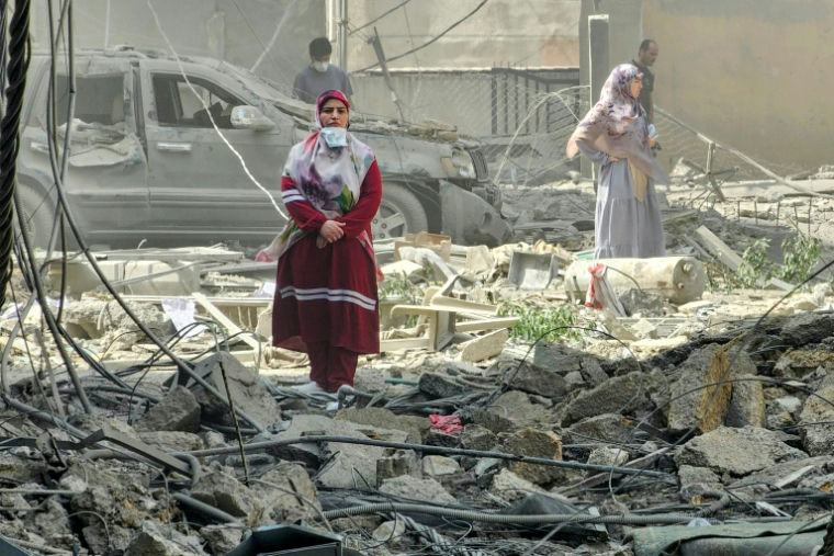 Des habitants de la banlieue sud de Beyrouth inspectent les ruines le 6 juin 2025, au lendemain de frappes israéliennes ( AFP / - )