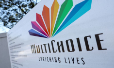 Un logo MultiChoice est affiché à l'extérieur du bâtiment de l'entreprise au Cap