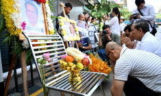 Des personnes réunies devant des portraits de Kem Ley, critique du gouvernement cambodgien abattu il y a dix ans, à Phnom Penh le 10 juillet 2026 ( AFP / TANG CHHIN Sothy )