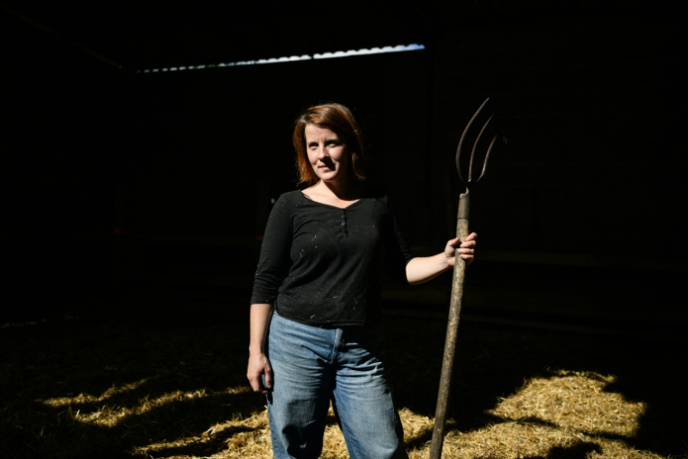 Chloé Pimont, une comédienne parisienne et végétarienne devenue éleveuse de brebis dans le Morvan, pose le 29 septembre 2025 à Monthelon, en Saône-et-Loire ( AFP / ARNAUD FINISTRE )