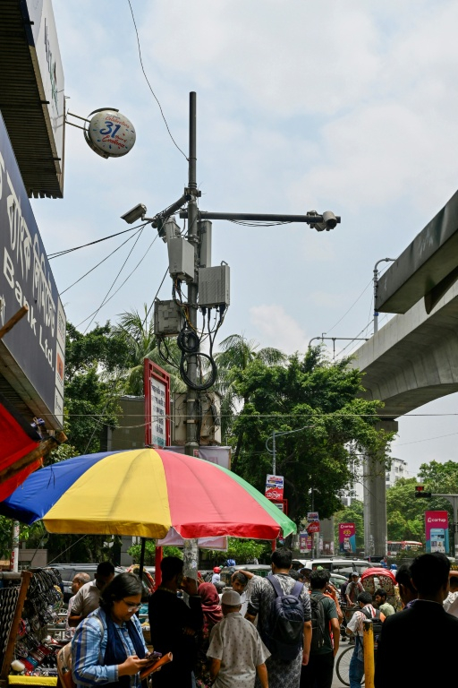Un système de contrôle du trafic basé sur l'intelligence artificielle installé à un carrefour de la capitale bangladaise Dacca, le 14 mai 2026  ( AFP / Munir UZ ZAMAN )