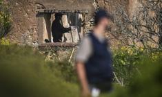 Des enquêteurs effectuent des recherches près d'une maison abandonnée dans le cadre de la disparition en 2007 de Maddie McCann, le 4 juin 2025 à Lagos, au Portugal ( AFP / Patricia DE MELO MOREIRA )