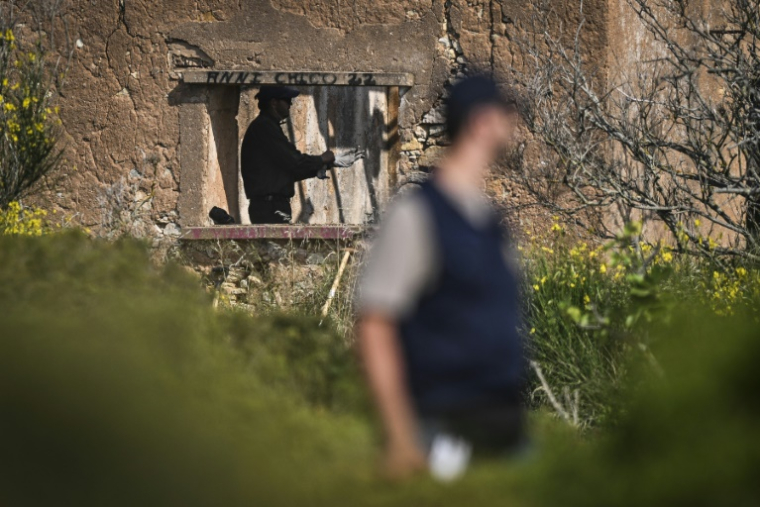 Des enquêteurs effectuent des recherches près d'une maison abandonnée dans le cadre de la disparition en 2007 de Maddie McCann, le 4 juin 2025 à Lagos, au Portugal ( AFP / Patricia DE MELO MOREIRA )