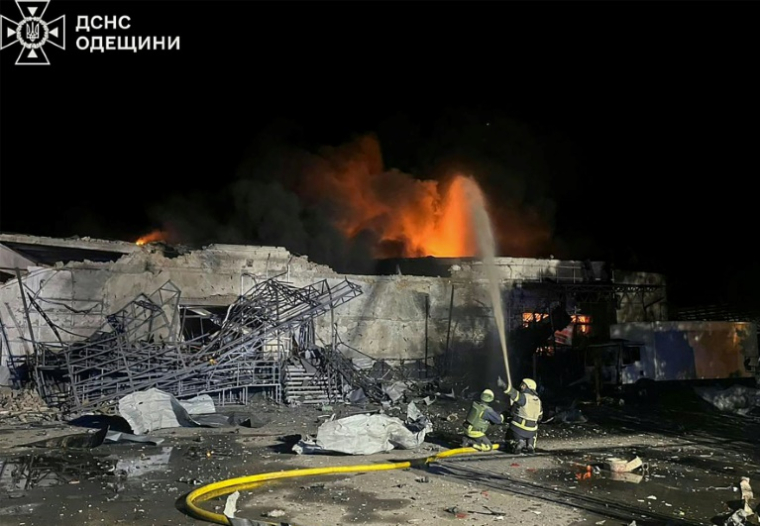 Photo fournie par le service de presse du service d'urgence de l'État ukrainien, le 30 mai 2025, de pompiers éteignant un incendie après une frappe de drone russe dans la région d'Odessa ( Service de presse du service d'urgence de l'État ukrainien / Handout )
