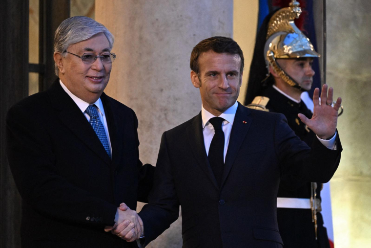 Emmanuel Macron et le président kazakh Kassym-Jomart Tokaiev, à Paris, en novembre 2022 ( AFP / EMMANUEL DUNAND )