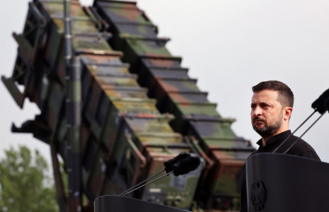 Volodymyr Zelensky, en Allemagne, à côté d'un système Patriot ( POOL / JENS BUTTNER )