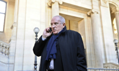 Antoine Sollacaro en train de téléphoner devant le tribunal de Paris, le 16 mars 2009 ( AFP / Bertrand GUAY )