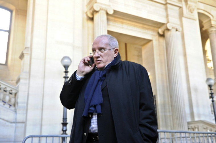 Antoine Sollacaro, l'un des avocats du militant indépendantiste corse Yvan Colonna, en train de téléphoner devant le tribunal de Paris, le 16 mars 2009 ( AFP / Bertrand GUAY )