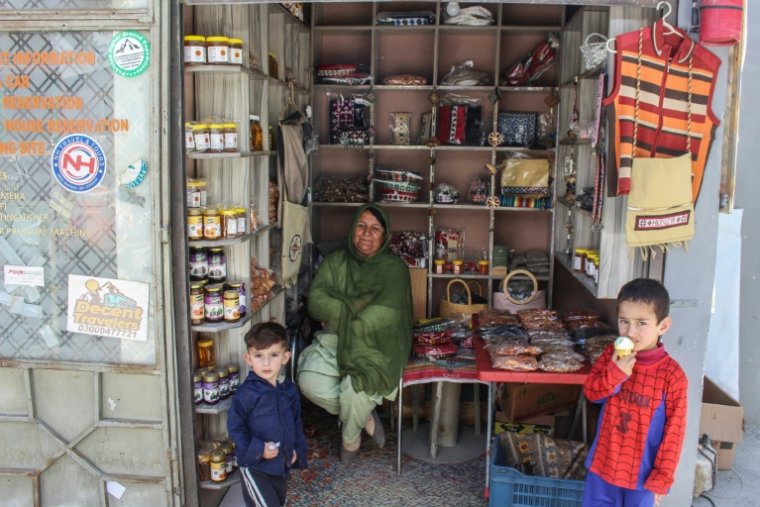 Une commerçante vendant des articles traditionnels faits à la main attend les clients dans sa boutique de Karimabad, dans le district de Hunza, dans la région pakistanaise du Gilgit-Baltistan, le 20 mai 2025 ( AFP / Manzoor BALTI )