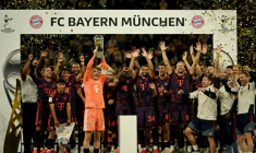 Le gardien et capitaine du Bayern Munich Manuel Neuer soulève le trophée de la supercoupe d'Allemagne remporté face au Borussia Dortmund (2-1) le 22 août 2026 à Dortmund ( AFP / INA FASSBENDER )