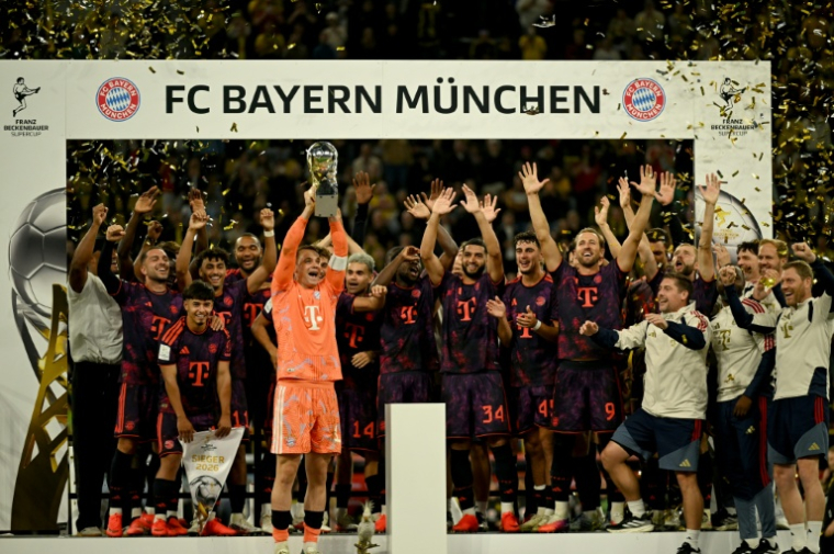 Le gardien et capitaine du Bayern Munich Manuel Neuer soulève le trophée de la supercoupe d'Allemagne remporté face au Borussia Dortmund (2-1) le 22 août 2026 à Dortmund ( AFP / INA FASSBENDER )
