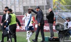 La joie de Kombouaré après le maintien du Paris FC