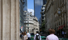 Des passants dans le quartier financier de Londres