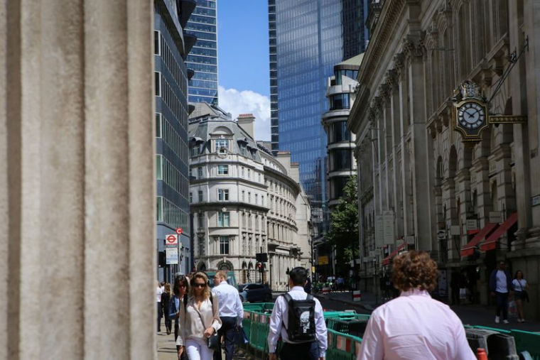 Des passants dans le quartier financier de Londres