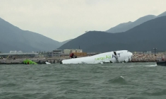 Un avion-cargo dans la mer après être sorti de la piste à l'atterrissage à Hong Kong