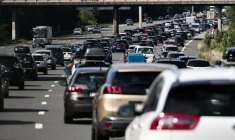 Circulation dense sur l'A10 près de Saint-Arnoult-en-Yveline, au sud de Paris, le 12 juillet 2025 ( AFP / Thibaud MORITZ )