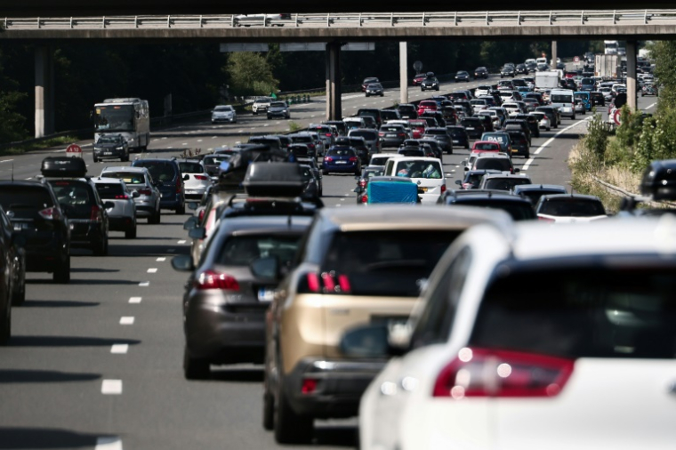 Circulation dense sur l'A10 près de Saint-Arnoult-en-Yveline, au sud de Paris, le 12 juillet 2025 ( AFP / Thibaud MORITZ )