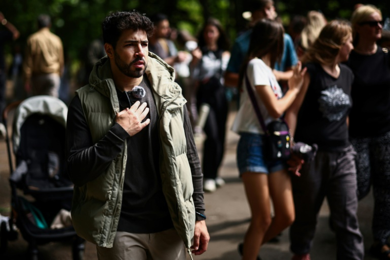 Diego Galdino, qui se filme en train de traquer les pickpockets, le 7 août 2025 à Londres ( AFP / HENRY NICHOLLS )