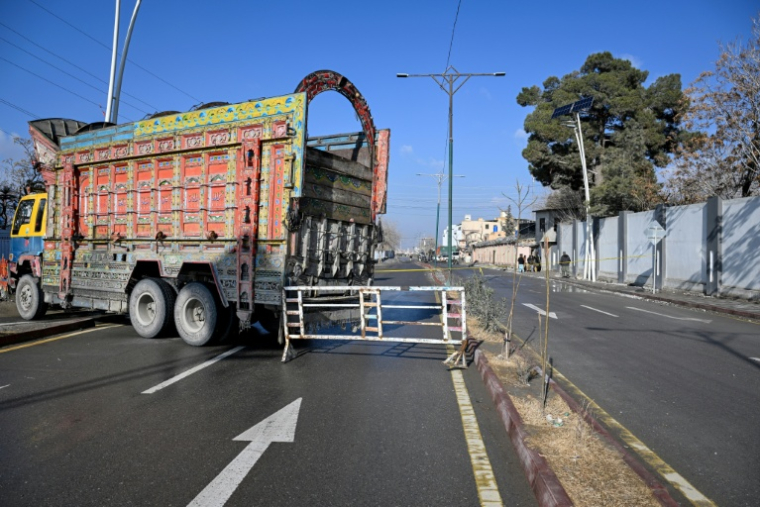 Des camions bloquent le 1er février 2026 l'accès d'artères à Quetta près d'un site où a eu lieu  la veille l'un des assauts menés par des séparatistes ayant tué 120 personnes dans la province pakistanaise du Baloutchistan ( AFP / Banaras KHAN )