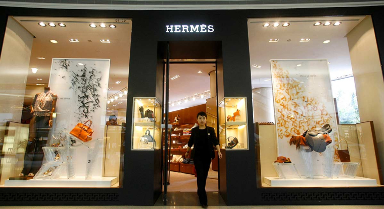 Privés d'achats à l'étranger l'an dernier pour cause de Covid, les jeunes Chinois se sont rattrapés en prenant d'assaut les boutiques locales et le site haut de gamme d'Alibaba, Tmall Luxury Pavilion. (© AFP)