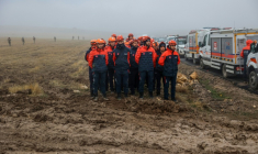 Opérations de recherche et de sauvetage sur le site du crash d'un avion à destination de la Libye, transportant le chef d'état-major libyen, le général Mohamed Al-Haddad, retrouvé à 2 kilomètres au sud du village de Kesikkavak, près d'Ankara, le 24 décembre 2025 en Turquie ( AFP / ADEM ALTAN )