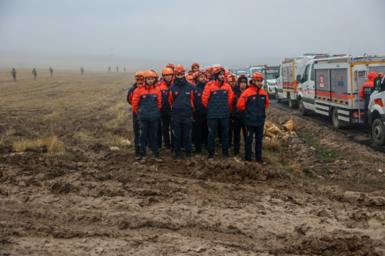 Opérations de recherche et de sauvetage sur le site du crash d'un avion à destination de la Libye, transportant le chef d'état-major libyen, le général Mohamed Al-Haddad, retrouvé à 2 kilomètres au sud du village de Kesikkavak, près d'Ankara, le 24 décembre 2025 en Turquie ( AFP / ADEM ALTAN )