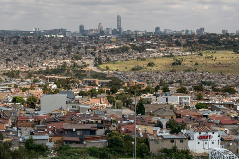 Vue générale du township d'Alexandra, avec à l'arrière-plan les immeubles de bureau du quartier de Sandton, à Johannesburg, le 4 mai 2025 ( AFP / EMMANUEL CROSET )