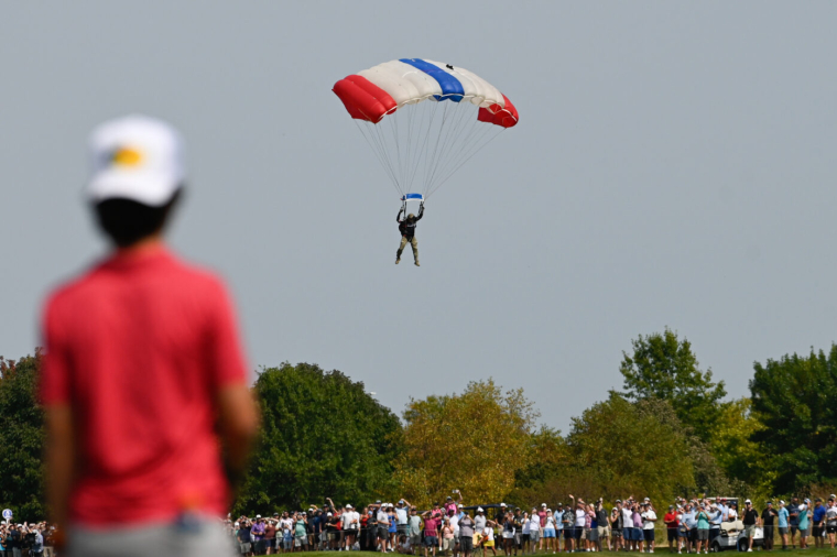 Au Mans, des parachutistes amènent le ballon de la finale et finissent dans les arbres