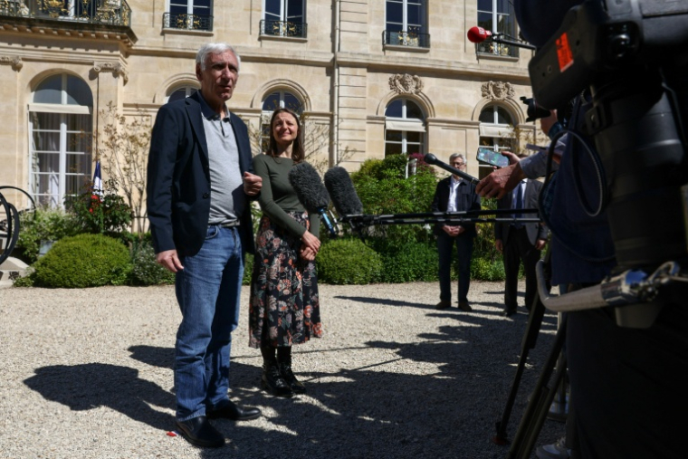 Jacques Paris (g) et Cécile Kohler (d), libérés par l'Iran après trois ans et demi de détention, s'adressent à la presse après avoir été accueillis par le président au palais de l'Élysée, le 8 avril 2026 à Paris ( POOL / Tom Nicholson )