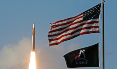 Décollage de la fusée emmenant trois Américains et un Canadien autour de la Lune, au Kennedy Space Center à Cap Canaveral, en Floride, le 1er avril 2026 ( AFP / Gregg Newton )