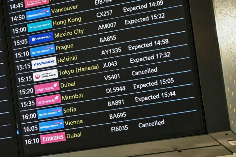 Un écran affiche des vols annulés en provenance de Dubai, le 1er mars 2026 à l'aéroport international Heathrow de Londres  ( AFP / JUSTIN TALLIS )