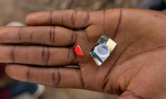 Un toxicomane tient la moitié d'un comprimé rouge à base de tapentadol à Abuja, le 24 février 2026 au Nigeria ( AFP / Light Oriye Tamunotonye )