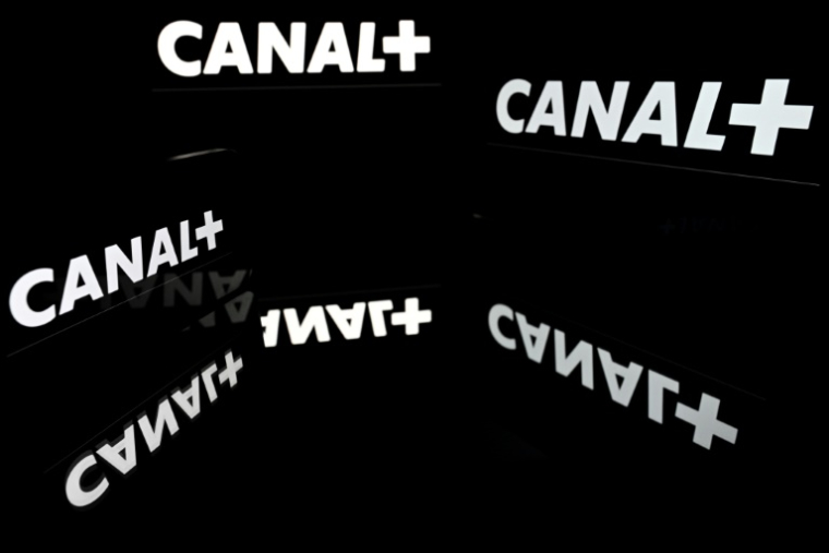 Le gouvernement veut doubler le taux de TVA qui s'applique aux télévisions payantes, selon le projet de loi de finances présenté jeudi, à la grande fureur de Canal+, qui menace de baisser ses investissements dans le cinéma et le sport ( AFP / Lionel BONAVENTURE )