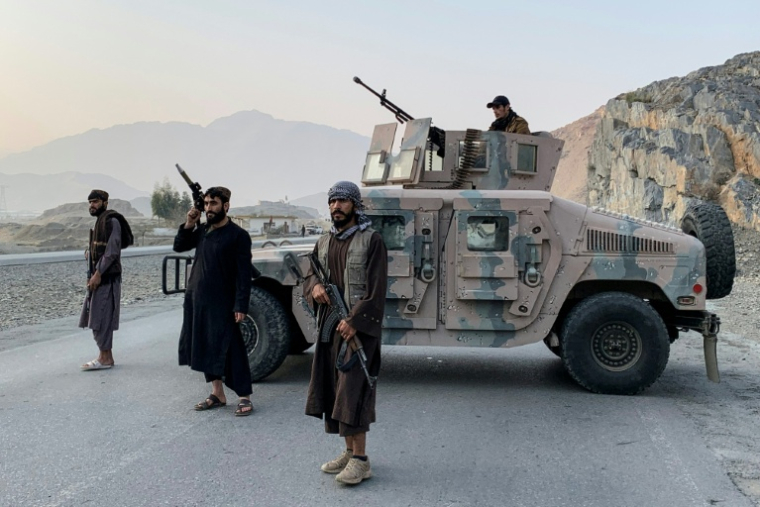 Des membres des forces de sécurité talibanes montent la garde près du poste frontière de Torkham, entre l'Afghanistan et le Pakistan, dans la province de Nangarhar, le 27 février 2026 ( AFP / Aimal Zahir )