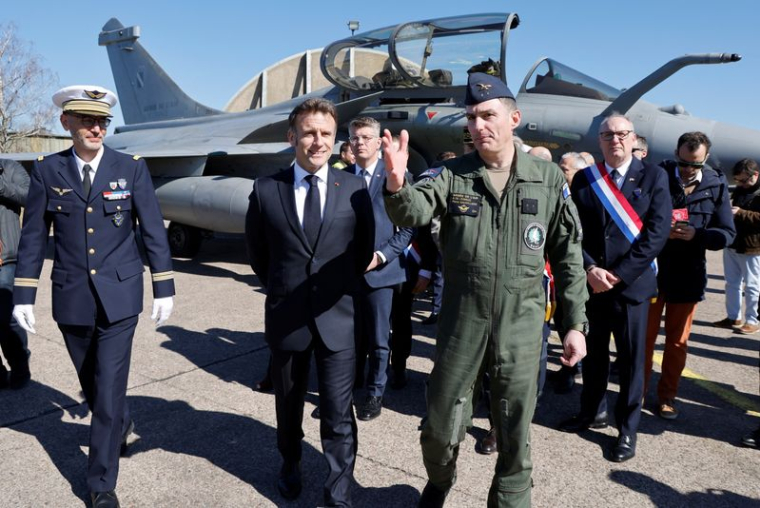 Le président Macron visite la base aérienne de Luxeuil-Saint-Sauveur