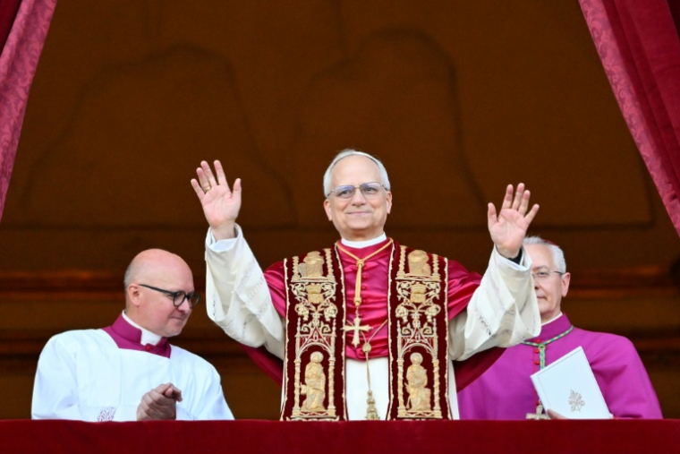 Le pape Léon XIV, Robert Francis Prevost, nouvellement élu, au balcon de la basilique Saint-Pierre au Vatican le 8 mai 2025 ( AFP / Alberto PIZZOLI )